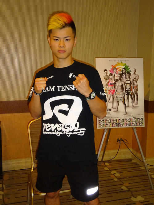 RIZIN16神戸大会を前に、金＆オレンジの“関西仕様”ヘアスタイルで登場した那須川天心（撮影・加藤裕一）