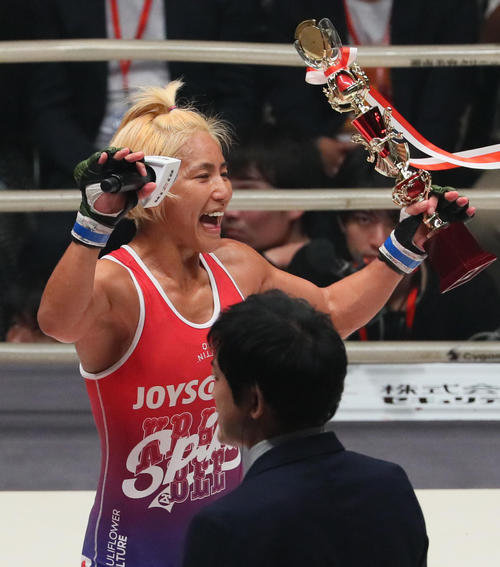 浅倉カンナに判定勝ちした山本美憂（撮影・宮崎幸一）