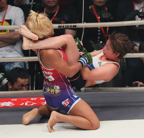 浅倉カンナ（右）とグラウンド勝負する山本美憂（撮影・宮崎幸一）