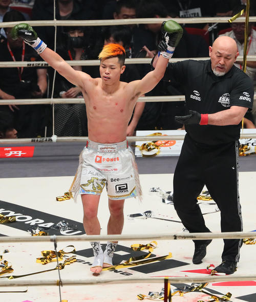 2R、那須川天心はマーティン・ブランコから3度のダウンを奪いKO勝ちする（撮影・宮崎幸一）
