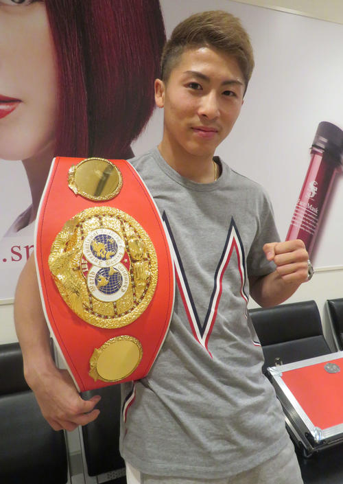 贈呈された新品のIBFベルトを持ってマカオから帰国したWBA・IBF世界バンタム級王者井上尚弥