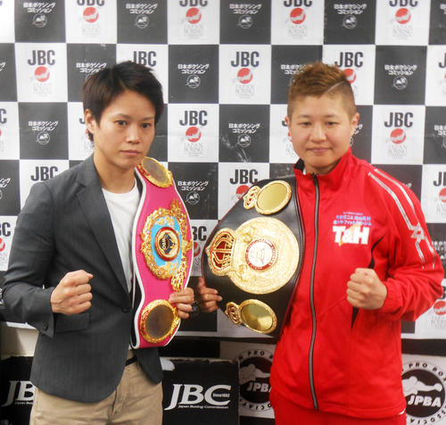 挑戦者の天海ツナミ（左）と王者藤岡奈穂子（撮影・河合香）