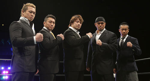 全日本プロレスのリングに上がったバーニング。左から鈴木鼓太郎、青木篤志さん、潮崎豪、秋山準、金丸義信＝13年1月26日
