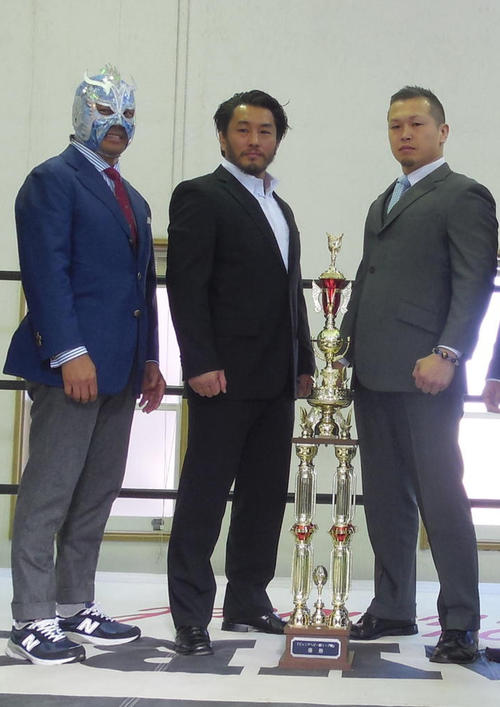 全日本プロレス「ジュニア・バトル・オブ・グローリー」開催発表会見に出席した青木篤志さん（中央）＝15年2月2日