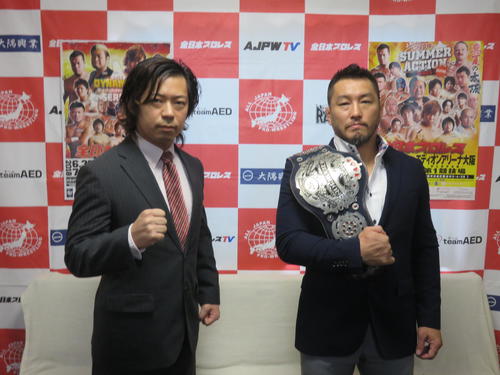 全日本プロレス　世界ジュニアヘビー級選手権で対戦する王者の青木篤志さん（右）と挑戦者中島洋平＝18年6月13日