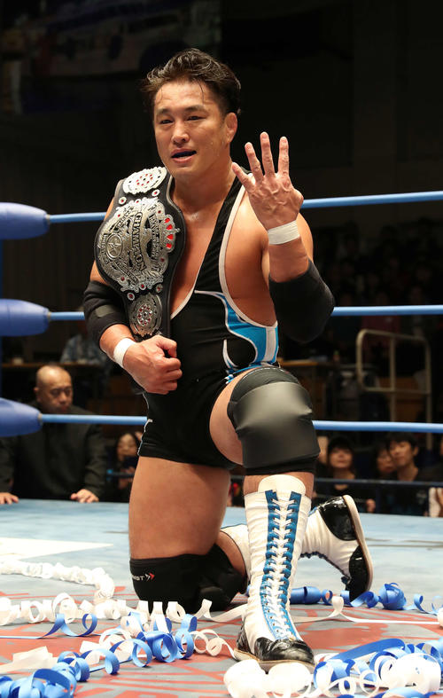全日本プロレス　世界ジュニアヘビー級選手権　新チャンピオンとなった青木篤志さんはポーズを決める＝19年5月20日