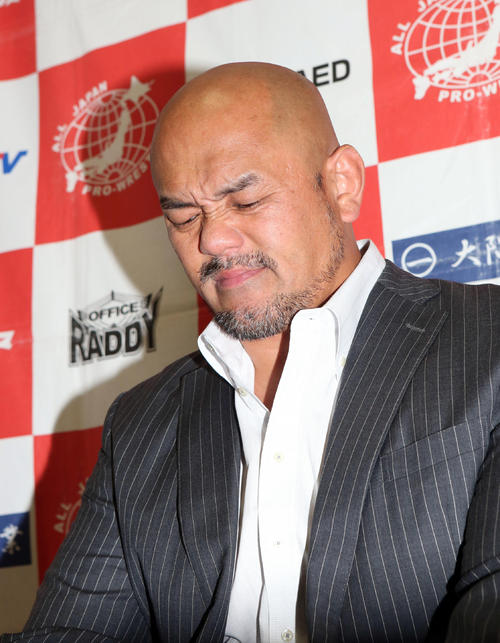 青木篤志さんの悲報を受け、全日本プロレス道場で会見を行った秋山社長（撮影・狩俣裕三）