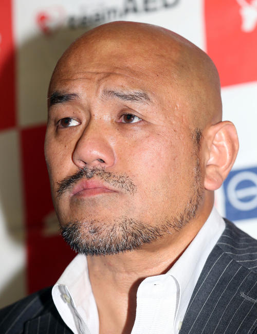 3日にバイク事故で亡くなった青木篤志さんの悲報を受け、全日本プロレス道場で会見を行った秋山社長（撮影・狩俣裕三）