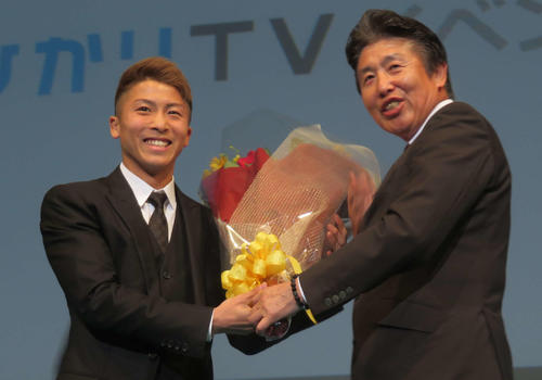 NTTぷららの板東社長（右）から花束を贈呈される井上尚弥