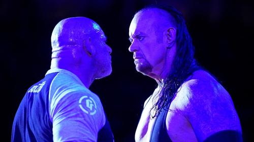 ジ・アンダーテイカー（右）とにらみ合うゴールドバーグ（C）2019WWE,Inc.AllRightsReserved