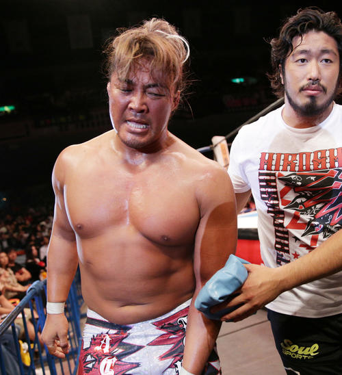 復帰戦でジェイ・ホワイトに3カウントを許し悔しそうな棚橋弘至（撮影・中島郁夫）