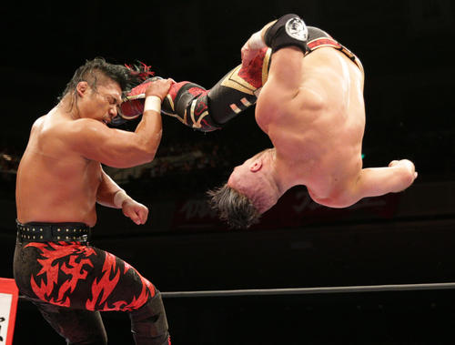 鷹木（左）にトーキックを浴びせるオスプレイ（撮影・中島郁夫）