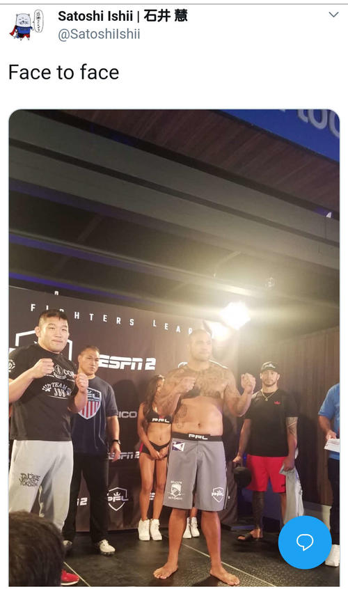 PFL初戦の計量をパスした石井慧（左端）。右が対戦相手のジク・トゥニィウィリー（石井慧のツイッターより）