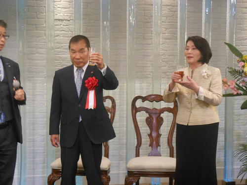 乾杯する花形進会長（左）と三千代夫人