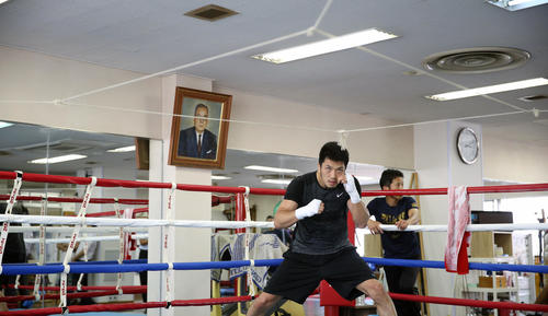 ロープが張られたリングでシャドーをする村田（撮影・大野祥一）