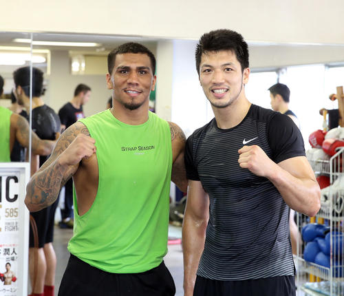 スパーリングパートナーのアリアス（左）とともに笑顔を見せる村田（撮影・大野祥一）