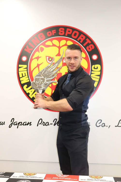 ベスト・オブ・スーパー・ジュニアの優勝一夜明け会見でトロフィーを刀のように持つウィル・オスプレイ