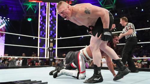 レスナー（手前）に急所攻撃するユニバーサル王者セス・ロリンズ（C）2019 WWE, Inc. All Rights Reserved