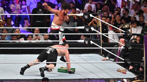カーブストンプでレスナー（下）を沈めるユニバーサル王者ロリンズ（C）2019 WWE, Inc. All Rights Reserved