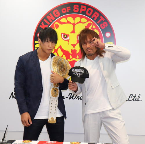 9日のIWGPインターコンチネンタル王座戦に向け調印式を行った王者飯伏幸太（左）と内藤哲也