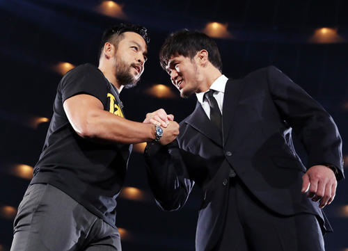 柴田勝頼（右）と一緒に登場し、握手を交わしてリングに向かうKENTA（撮影・前田充）