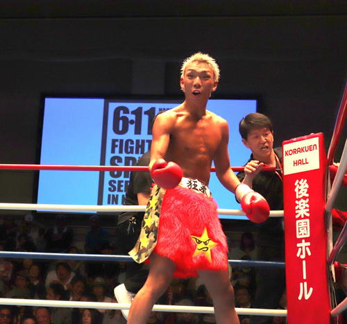 東日本新人王フェザー級2回戦を制し、観客をあおる亀田京之介