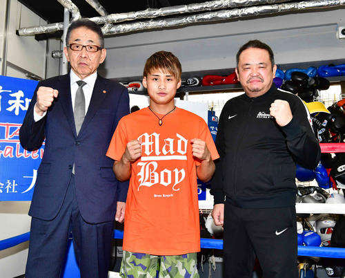 公開練習前の会見を終え記念撮影に臨む、左からワタナベジムの渡辺会長、京口、井上トレーナー（撮影・小沢裕）
