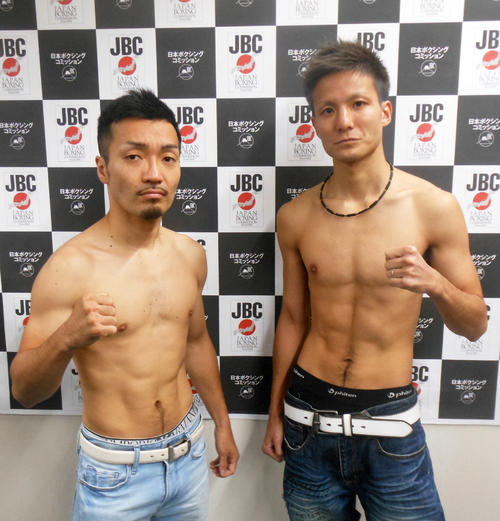 計量をパスした日本ミニマム級王者田中教仁（左）と挑戦者の春口直也（撮影・河合香）