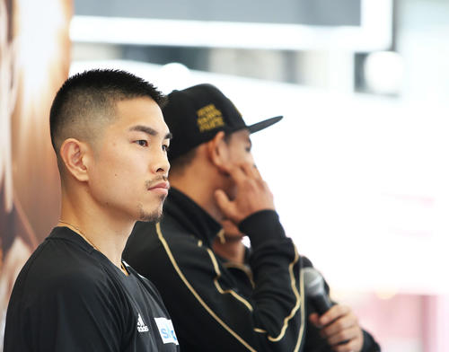 意気込みを語るパリクテ（奥）の隣で渋谷の街並みを見つめる井岡（撮影・河田真司）