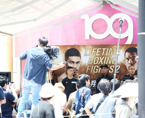 渋谷の109で行われたLIFE　TIME　BOXING　FIGHTS2のフェイスオフと調印式（撮影・河田真司）