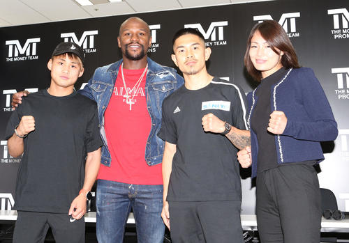 会見前に記念撮影する、左から京口、メイウェザー、井岡、吉田（撮影・狩俣裕三）