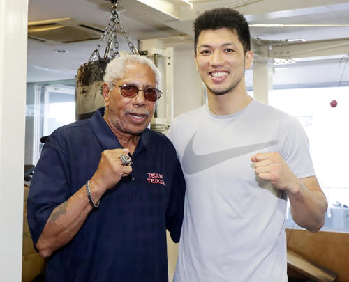 公開練習で、参謀役のケニー・アダムストレーナー（左）と笑顔で記念撮影する村田（撮影・浅見桂子）