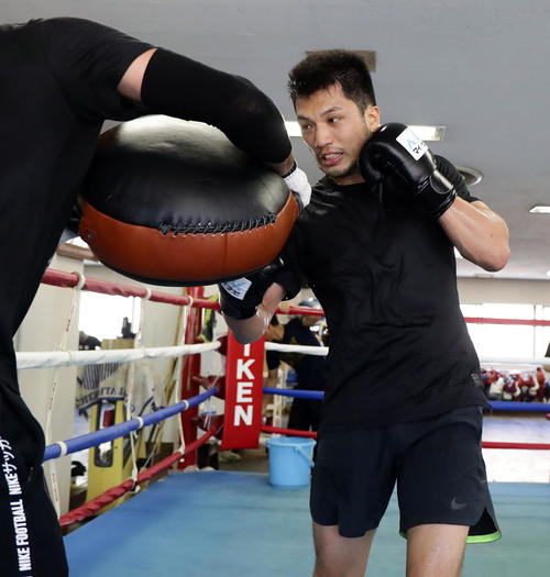 公開練習で、汗を飛ばしながらミット打ちする村田（撮影・浅見桂子）