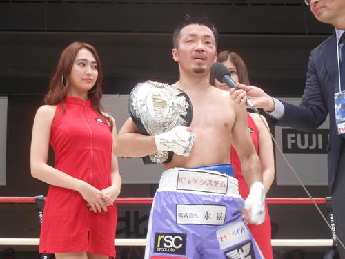 初防衛に成功してインタビューを受ける日本ミニマム級王者田中教仁