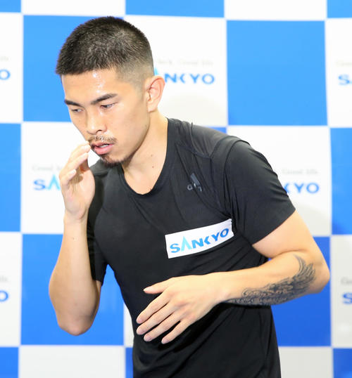 公開練習でシャドーボクシングをする井岡（撮影・大野祥一）
