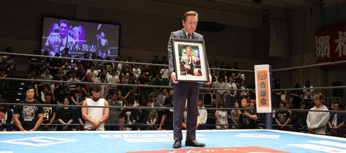 青木篤志さんへ追悼の10カウントと黙とうをささげる新日本プロレス菅林直樹会長と選手たち（撮影・中島郁夫）