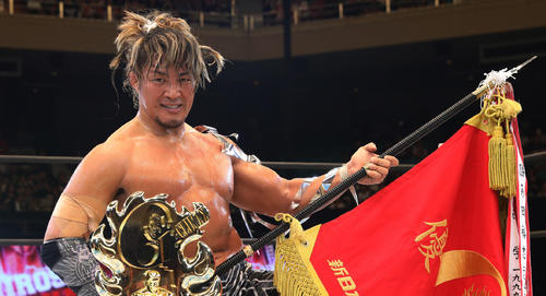 G1を制し優勝旗を手にポーズを決める棚橋（2018年8月12日撮影）