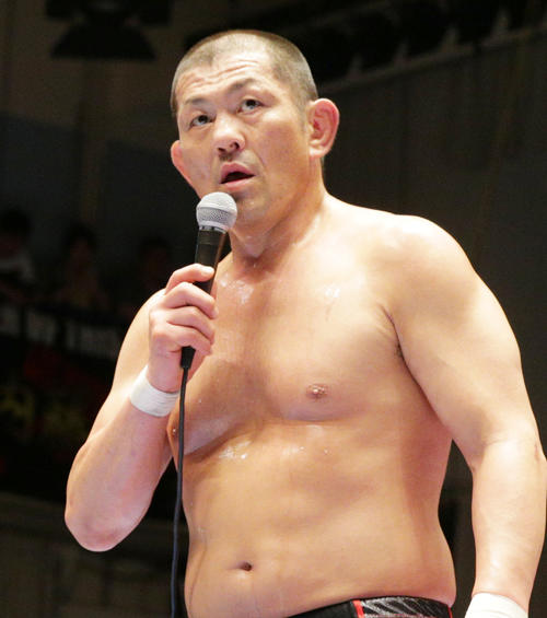新日本プロレスへ不満をアピールする鈴木（撮影・中島郁夫）
