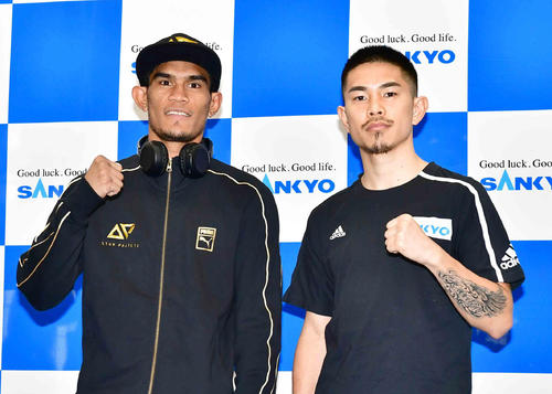 予備検診を終えて記念撮影するパリクテ（左）と井岡（撮影・小沢裕）