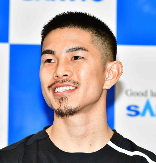 予備検診を終え4階級制覇への意気込みを語る井岡（撮影・小沢裕）