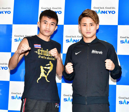 予備検診を終えて記念撮影に臨む挑戦者のナコーン（左）と京口（撮影・小沢裕）