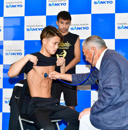 予備検診に臨む京口紘人。後方は挑戦者のナコーン（撮影・小沢裕）
