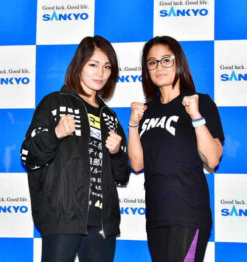 予備検診を終えて記念撮影に臨む吉田（左）とモートン（撮影・小沢裕）