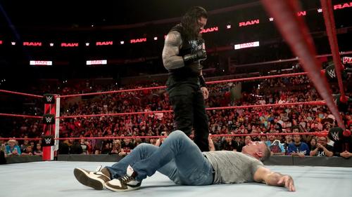 シェイン・マクマホン（下）を追い詰めたレインズ（C）2019WWE,Inc.AllRightsReserved.