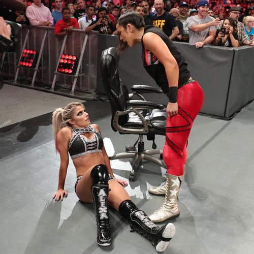 試合視察したスマックダウン女子王者ベイリー（右）とにらみ合うアレクサ・ブリス（C）2019WWE,Inc.AllRightsReserved.
