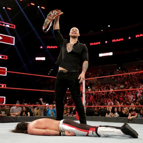 コービン（上）に報復されたユニバーサル王者ロリンズ（C）2019WWE,Inc.AllRightsReserved.