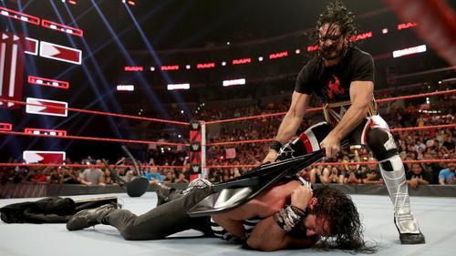 特別レフェリー候補だったアライアス（下）にいす攻撃するユニバーサル王者ロリンズ（C）2019WWE,Inc.AllRightsReserved.