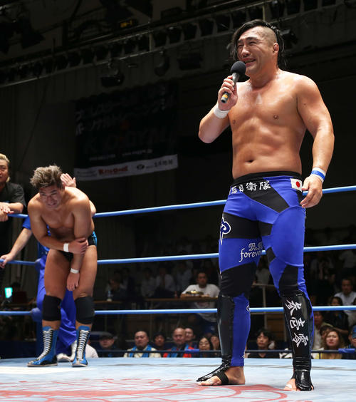 試合後、涙を流す岡田（左）と佐藤（撮影・河田真司）