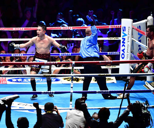 パリクテ対井岡　10回、井岡（左）はパリクテからTKO勝ちを収める（撮影・小沢裕）