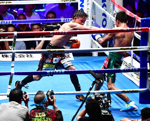 京口対ナコーン　10回、ナコーン（右）に右パンチを放つ京口（撮影・小沢裕）